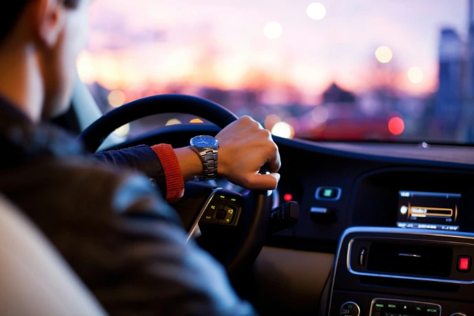 Hombre conduciendo un coche con reloj de pulsera
